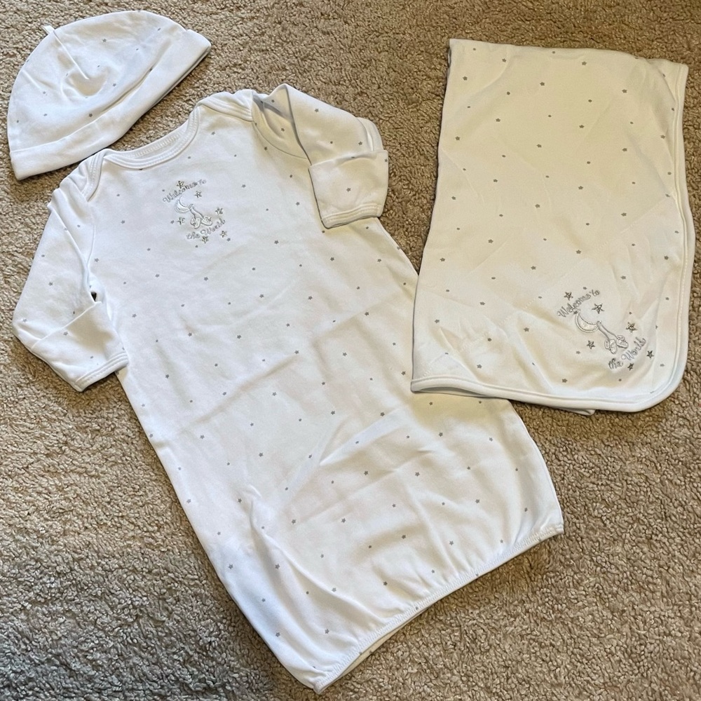 Matching baby gown, hat, & blanket. Excellent condition